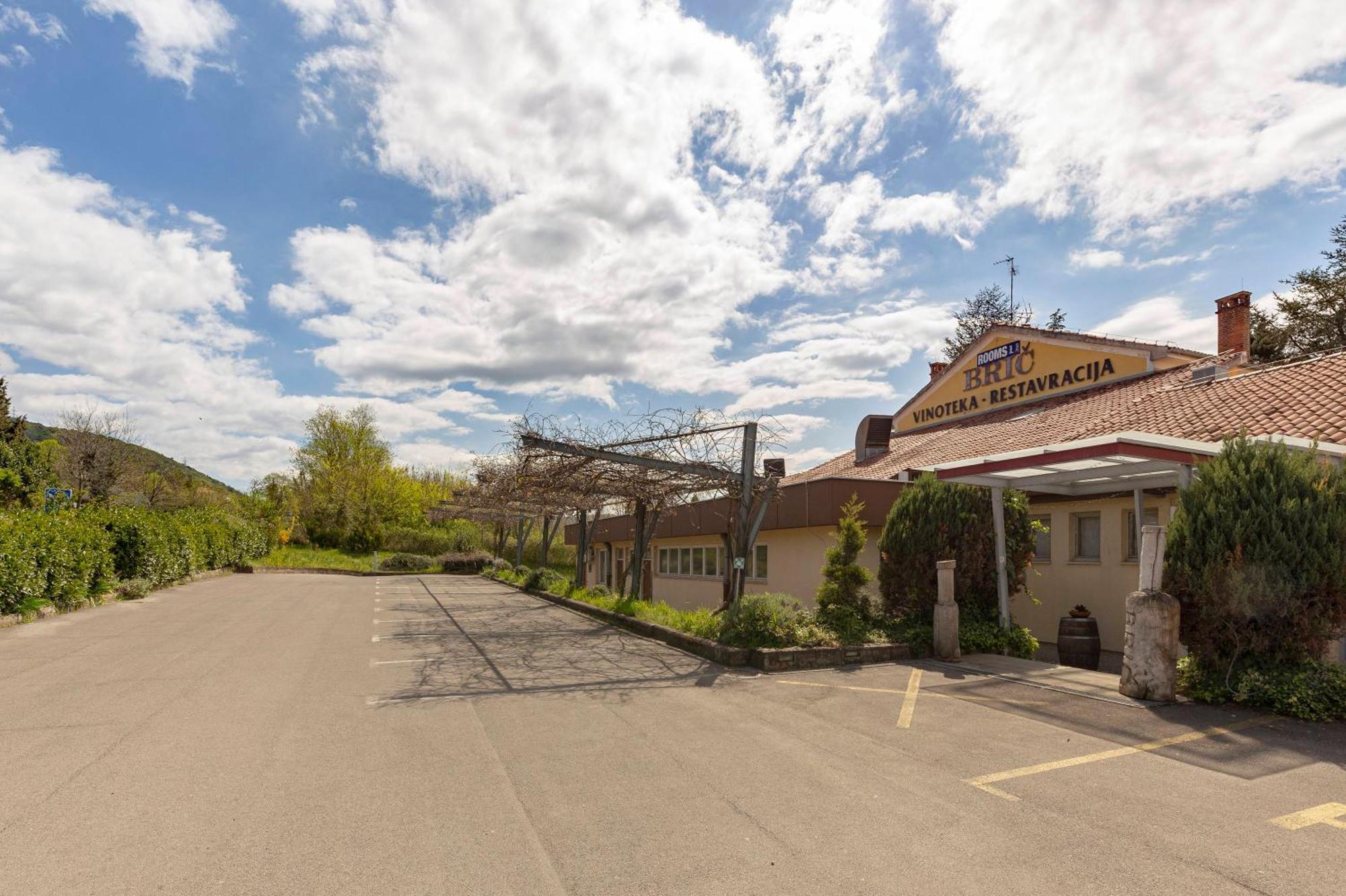 Restaurant Bric Dekani Zewnętrze zdjęcie
