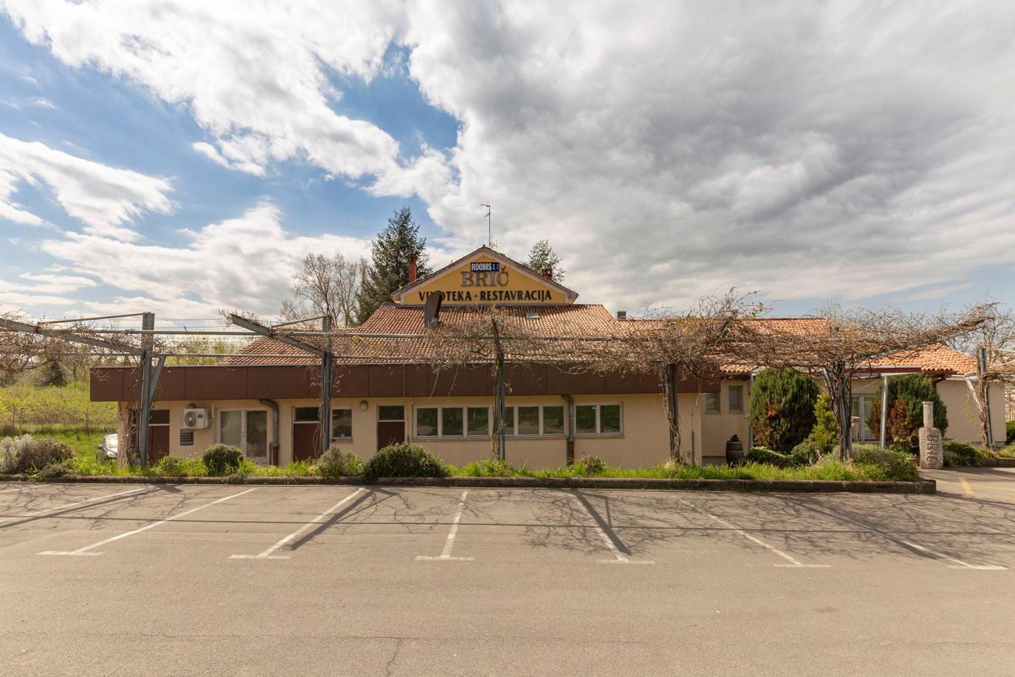 Restaurant Bric Dekani Zewnętrze zdjęcie